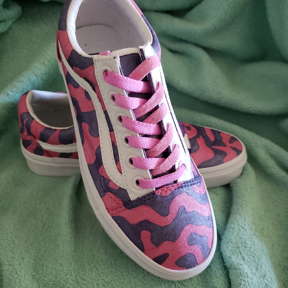 NEW WOMAN'S CAMO VANS SIZE 5.5